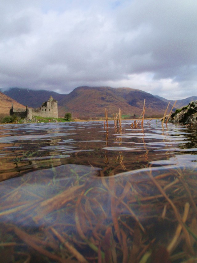 zdjęcie tafli wody Loch Awe