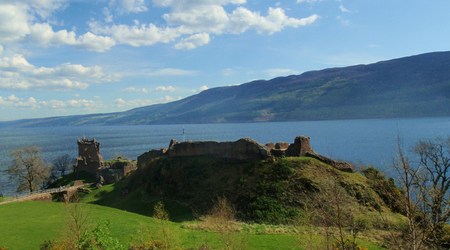 położony nad Loch Ness zamek Urquhart