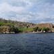 Urquhart Castle widziany z perspektywy łodzi 