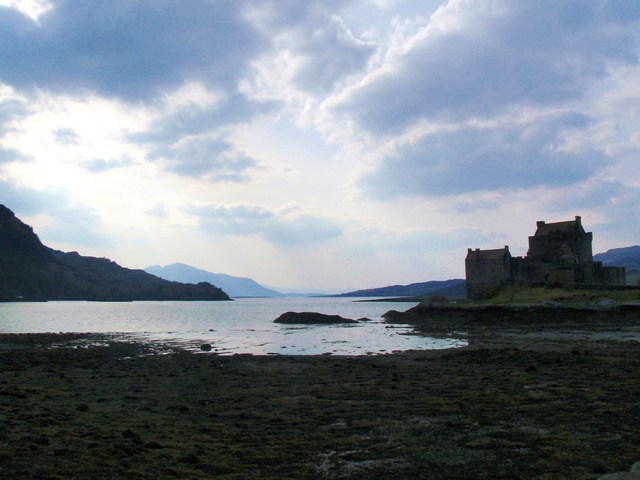 widok na Loch Duich i jego główną atrakcję