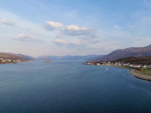 Loch Alsh oddzielające stały ląd od Isle of Skye