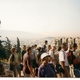 Na pagórku z widokem na panoramę Aten.
