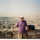Małżonka przed panoramą Aten
