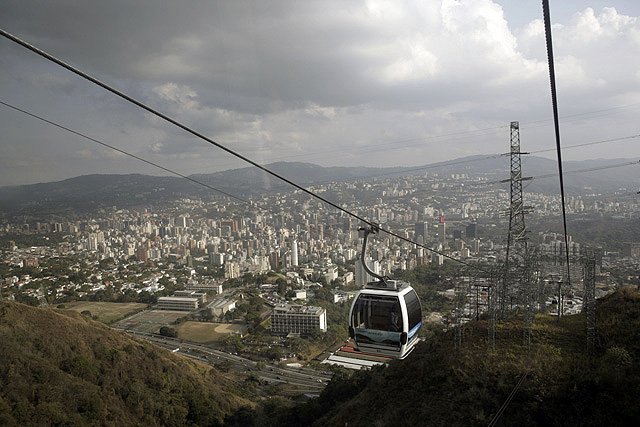 Kolejka linowa łączy Caracas z masywem El Avila