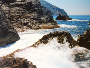 morze bije się ze skałami