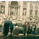 Przed piękną fontanną w Rzymie.