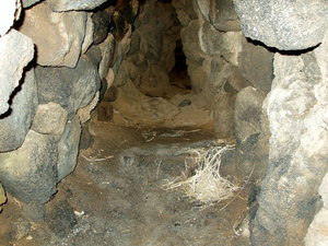 wnętrze jednego z kamiennych grobów