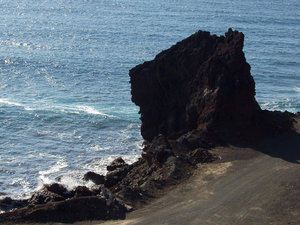 czarne skały na brzegu