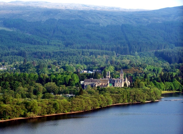 klasztor nad Loch Ness 