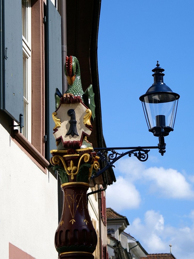 Bazylea lampa z herbem miasta i bazyliszkiem