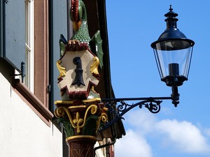 Bazylea lampa z herbem miasta i bazyliszkiem