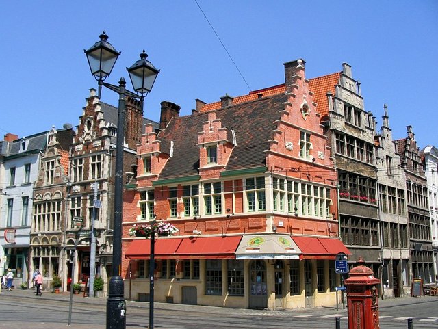 Gandawa kamieniczki przy St. Veerleplein