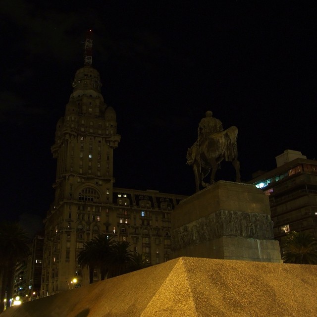 Plaza Independencia nocą