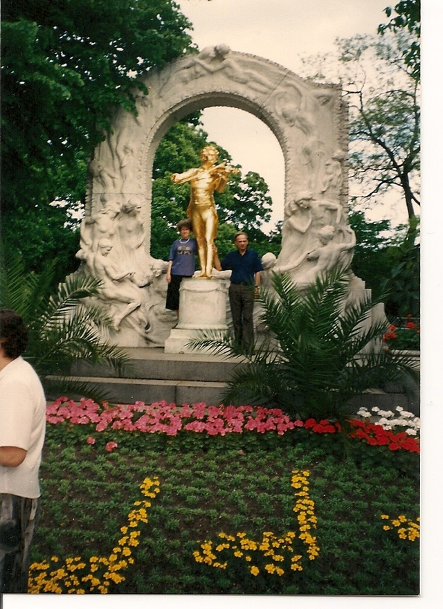 Przy pomniku Straussa w Wiedniu