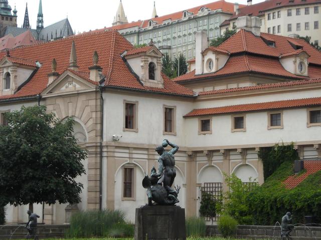 Praga Ogrody Zamkowe ukryte pomiędzy budynkami