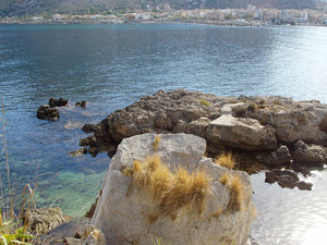 kamienie nabrzeżne i Sferracavallo w oddali