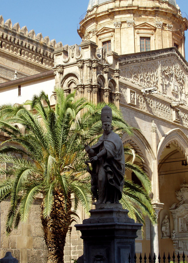 posąg przed katedrą