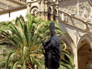 posąg przed katedrą