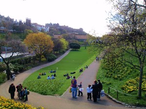 Wypoczynek na łonie Princes Street Gardens