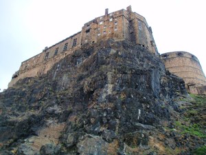 Górujący nad miastem Edinburgh Castle