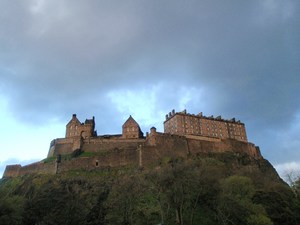 Ciemne chmury nad Edinburgh Castle