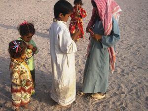 Dzieci w wiosce Beduińskiej pod Hurghadą