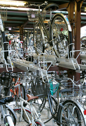 Piętrowy parking rowerowy w Kioto
