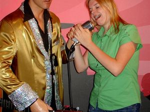 W Madame Tussaud - śpiewając z Elvisem