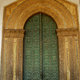 brązowe drzwi w portalu z 1185