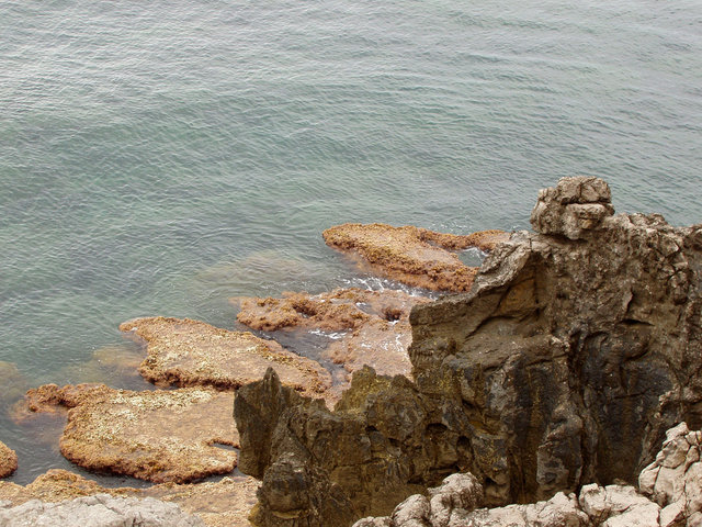 niezwykłe kształty skał nabrzeża