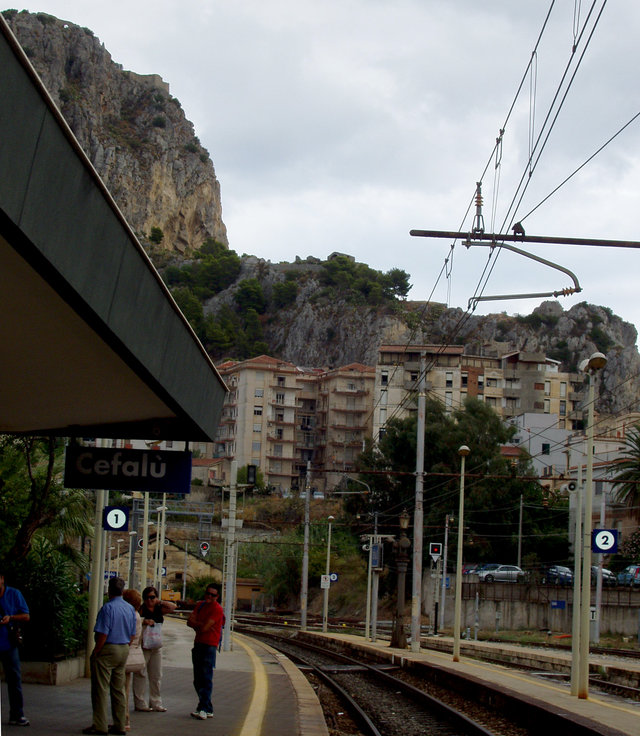 stacja kolejowa w Cefalu pod wielką skałą