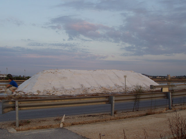 góra soli przy drodze
