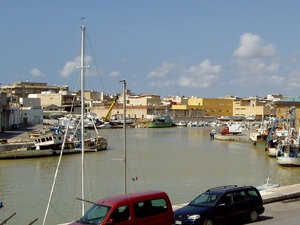port tuż obok San Nicolo Regale