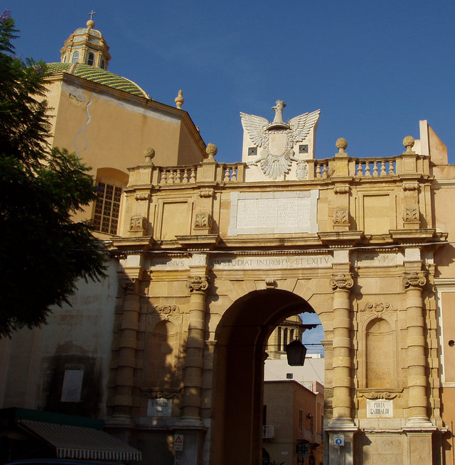 Porta Garibaldi prowadzi na stare miasto