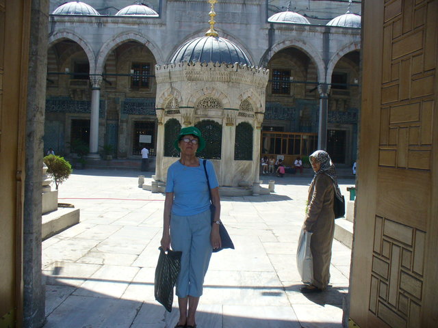 Przy wejsciu do meczetu w Istambule.