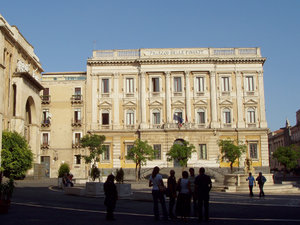 plac przed teatrem i Palazzo delle Finanze