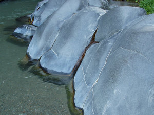 bazaltowe wyślizgane wodą głazy