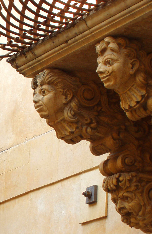barokowe podpory pod balkonami kamieniczek 