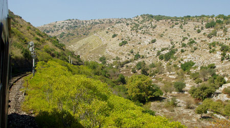 jadąc przez zielono-białe wzgórza Ibli
