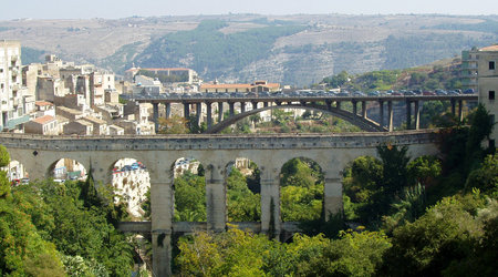 imponujace mosty, łączące wzgórza Ragusy