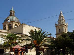 kościoły w centrum, z prawej Katedra