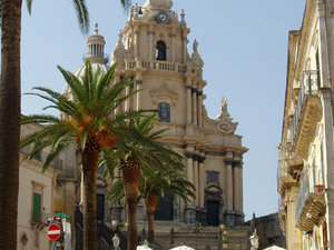 front San Giorgio i plac przed Katedrą