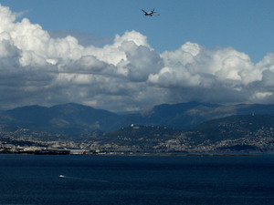 widok z fortu na lotnisko w Nicei