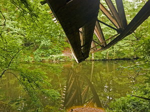 Stary uszkodzony most kolejowy nad Gwdą