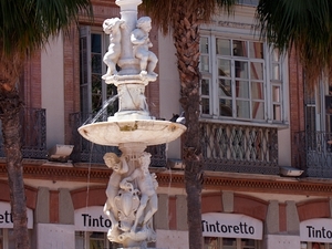 Málaga - kamieniczki i fontanna