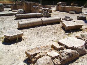 Gortyna- rozrzucone kolumny wokół bazyliki