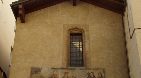 bardzo stary kościół z freskami