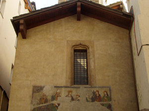 bardzo stary kościół z freskami