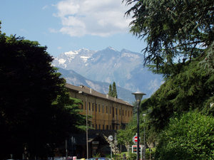 szczyty Alp nad budynkiem dworca