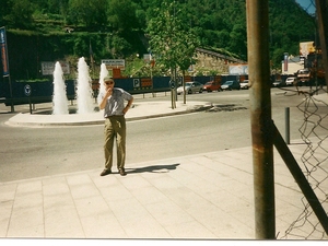 Przed fontanną w Andorze.